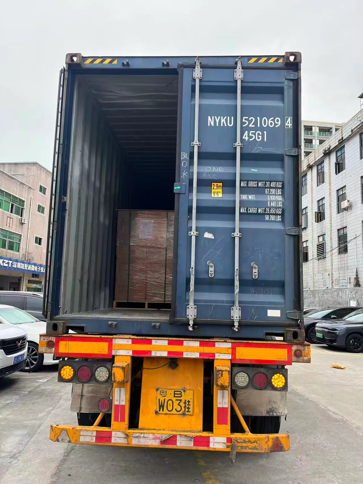 Fig 1: Palletized jigsaw puzzle cartons staged at the Yantian loading point — cardboard SKUs shrink-wrapped with moisture-barrier film on the top tier