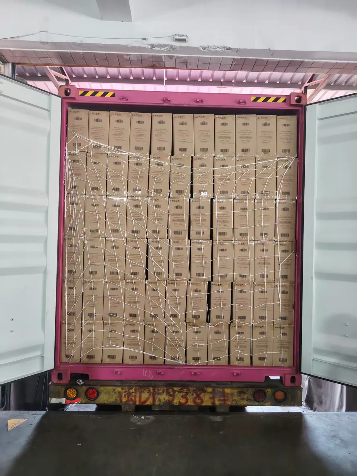 Fig 1: Palletized plastic tableware cartons staged for loading at Xiamen — uniform injection-molded SKU cartons on export pallets