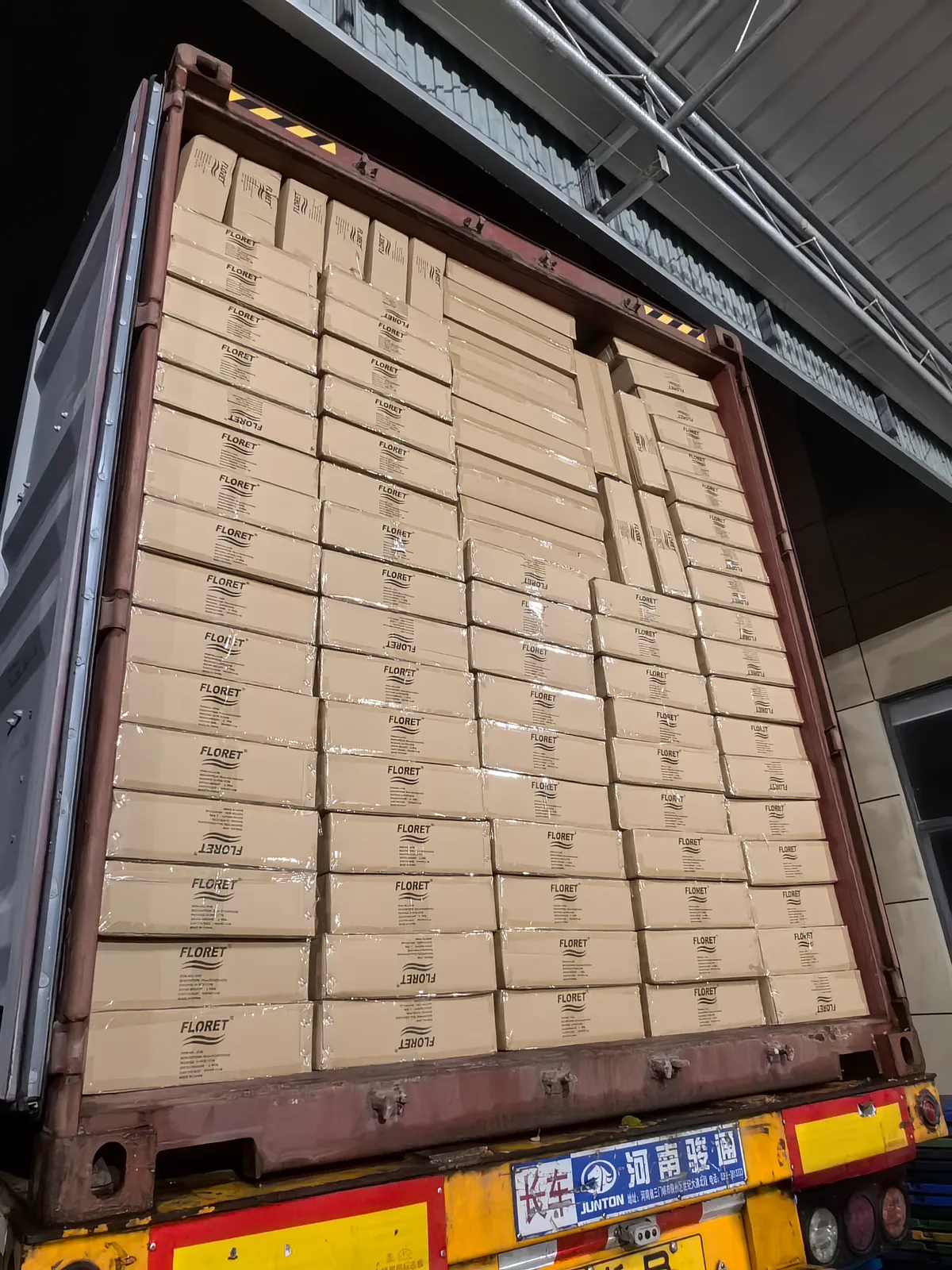 Fig 2: Squeegee cartons packed tightly into the 40HQ — interlocked rows to eliminate voids and maximize volume use