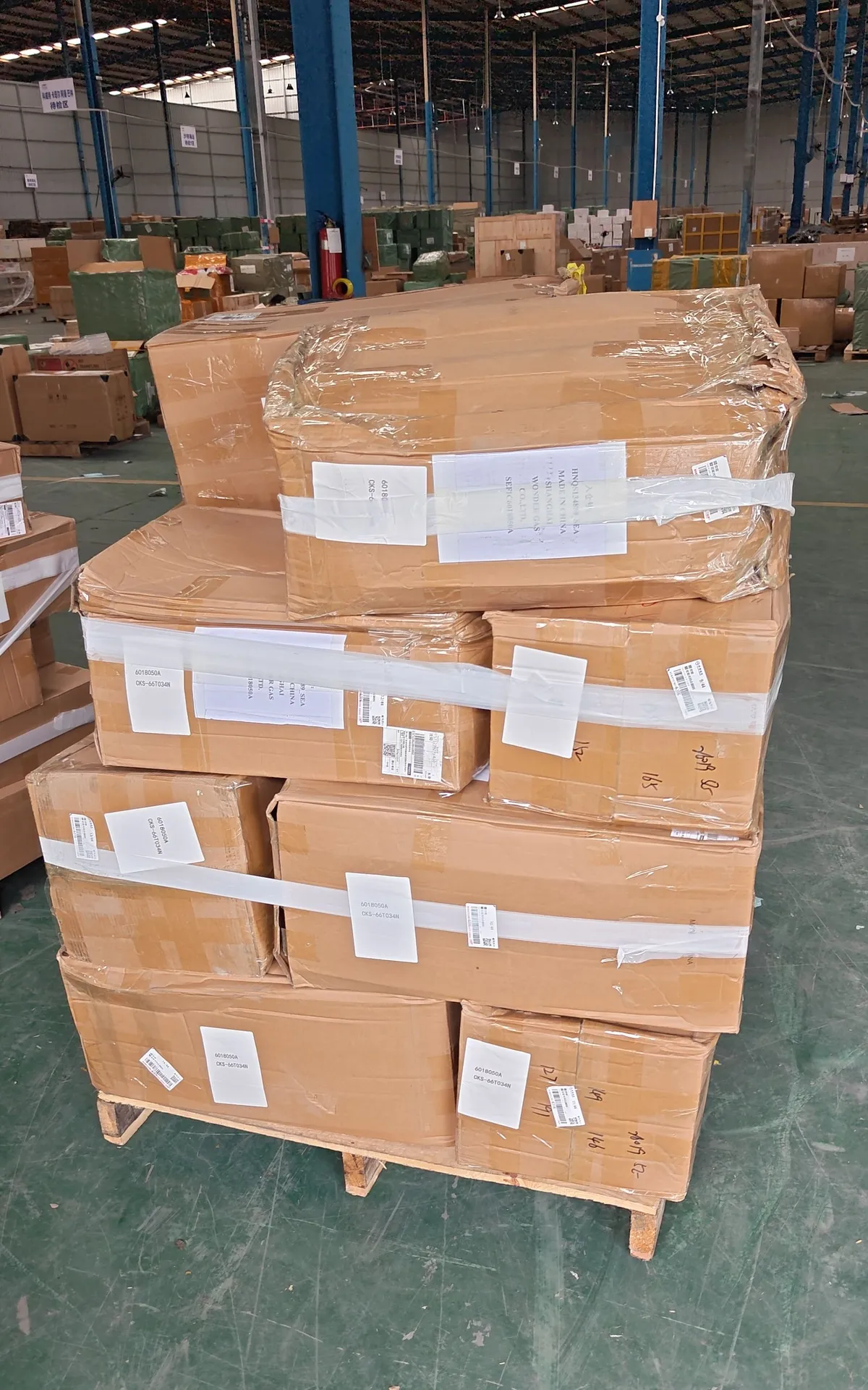 Fig 2: Cylinders on the air freight pallet in Shenzhen — valve ends capped and padded, cartons consolidated for stable handling