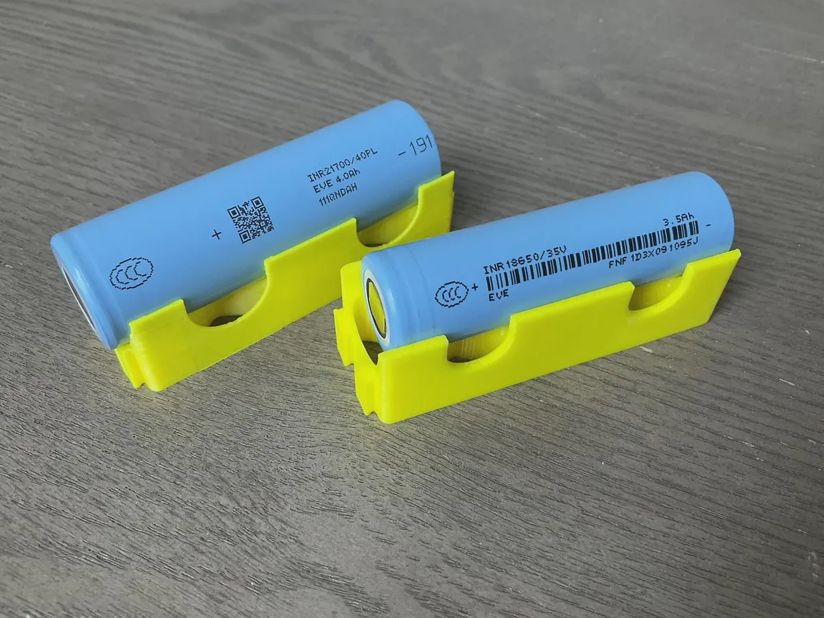 18650 and 21700 lithium-ion cells in plastic carriers: the watt-hour rating on each cell decides whether the shipment is fully regulated Class 9